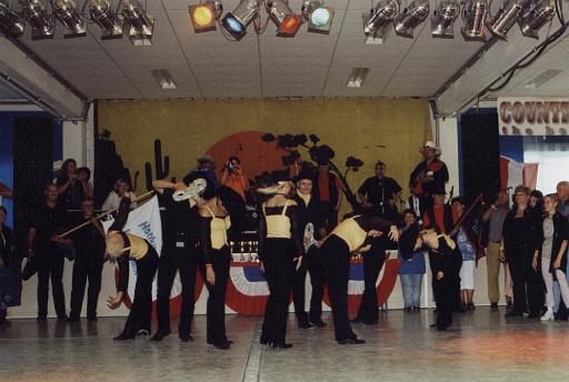 2003_09_4.LD Convention Pflichttanz-Puppen.jpg